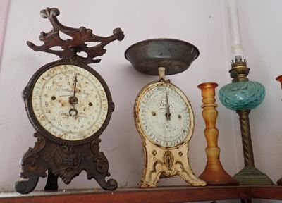 de nombreux types d'horloges différents sur une étagère