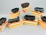 beaucoup de petits trains empilés les uns sur les autres
