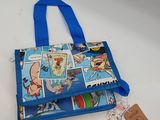 un sac bleu orné de bandes dessinées, posé sur une table