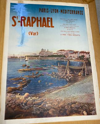 une photo d'une affiche sur le mur d'un bâtiment