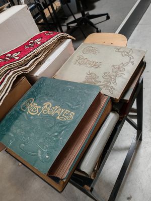 une pile de livres posée sur une table dans une pièce