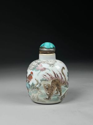 une flacon à tabac chinois ancien orné d'animaux et de fleurs
