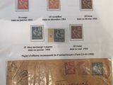 une enveloppe sur laquelle sont collés de nombreux timbres et un bout de papier sur lequel il y a quelque chose d'écrit