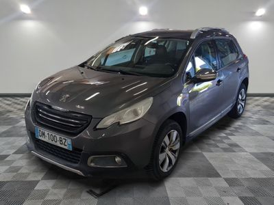 la petite voiture grise est garée dans une grande pièce
