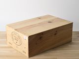 une caisse en bois posée sur un parquet