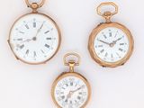 deux montres de poche en or avec chiffres romains et chiffres romains