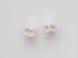 une paire de boucles d'oreilles en diamant sur fond blanc