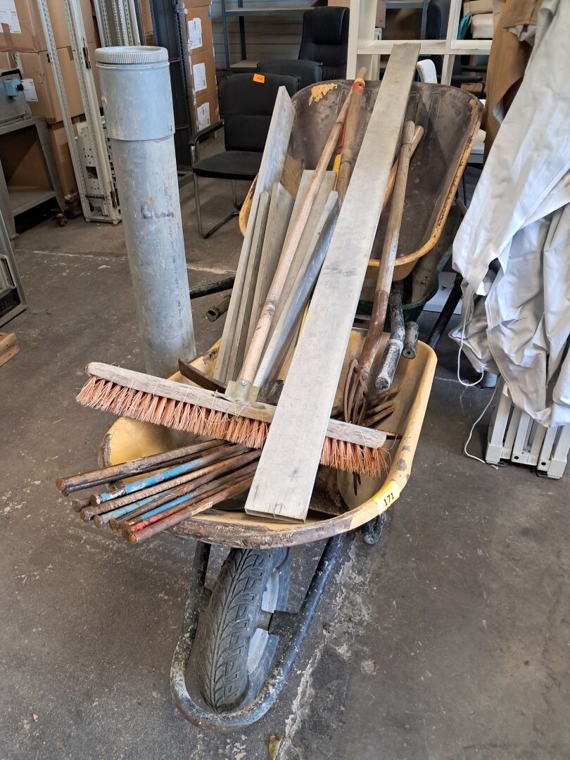 3 Brouettes avec outillage à mains