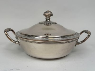 une cocotte ancienne en métal argenté, avec un couvercle et des poignées