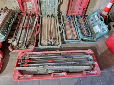 un grand nombre d'outils posés sur le sol