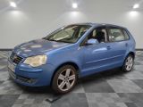 la voiture bleue est garée dans le garage sur le sol en damier