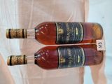 deux bouteilles de vin posées sur une table