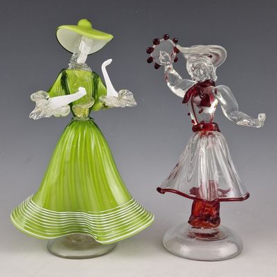 paire de figurines en verre représentant une femme en robe verte et chapeau