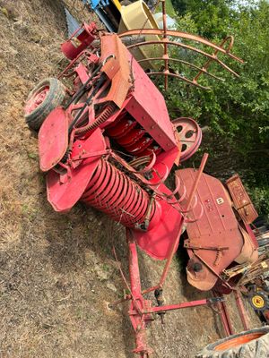 un tracteur rouge garé à flanc de colline