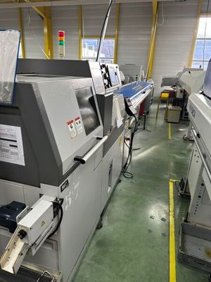 l'image d'une machine qui travaille sur une feuille de papier