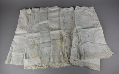 Suite de 6 JUPONS en lin blanc et dentelles, cousus main. - Photo 1