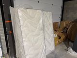 un matelas posé au milieu d'une pièce