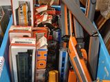 un bac bleu rempli d'objets divers dans une pièce