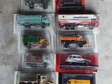 il y a plein de petites voitures et de petits camions dans la boîte