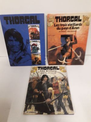 trois livres sur une table blanche sur fond blanc