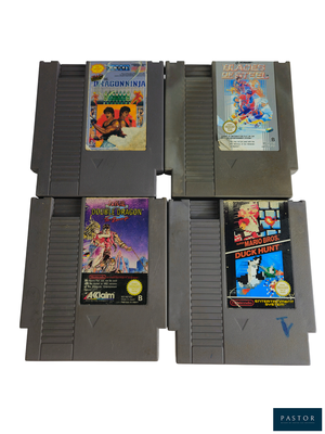 quatre cartouches de jeux Nintendo empilées les unes sur les autres