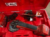 une boîte à outils rouge avec des outils sur le sol