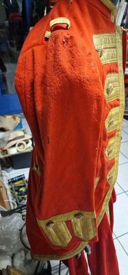 un mannequin vêtu d'un uniforme rouge dans un magasin