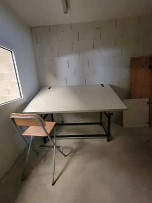 une table et une chaise blanches dans une pièce dotée d'une fenêtre