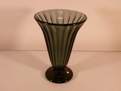 Daum, France. Important vase côtelé en verre teinté à col év…