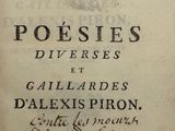 un vieux livre écrit posé sur une table