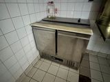 une cuisine avec un évier et un réfrigérateur