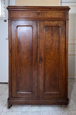 Armoire en palissandre ouvrant par deux portes pleines à déc…