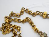 une chaîne en or à laquelle est suspendu un pendentif en forme de cœur