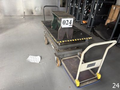 une table sur laquelle est posé un panneau, dans un entrepôt