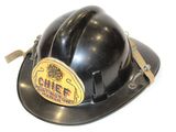 un casque de pompier noir sur fond blanc
