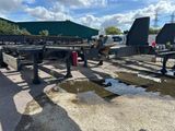 une photo d'une remorque à plateau garée sur un parking