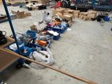 une multitude de cartons empilés par terre dans un entrepôt