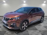 une voiture rouge garée dans un garage au sol en damier