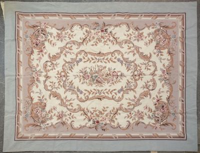 un tapis à motifs floraux sur fond bleu