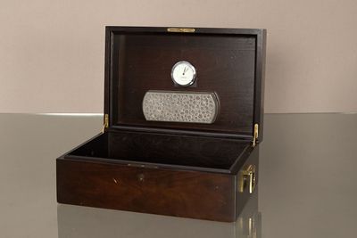 une boîte en bois contenant une horloge, posée sur une table