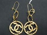 une paire de boucles d'oreilles en or ornées d'un motif circulaire
