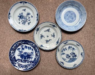 quatre assiettes bleues et blanches ornées de fleurs et d'oiseaux