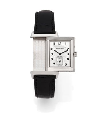 une photo d'une montre carrée argentée avec un bracelet en cuir noir