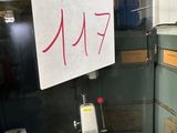 une pancarte portant l'inscription « fm7 » dans une vitrine