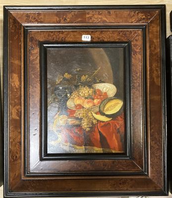 tableau représentant une nature morte composée de fruits et de fleurs, dans un cadre en bois