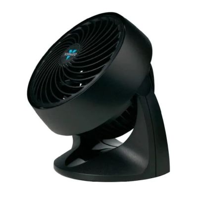 un gros plan d'un ventilateur noir posé sur un pied, sur fond blanc