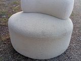 une chaise blanche posée dans la terre