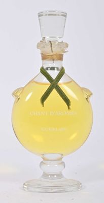 une bouteille en verre contenant un liquide jaune