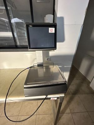 une image représentant une machine surmontée d'un écran