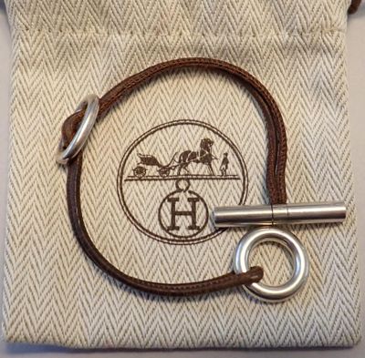 un petit sac auquel sont accrochés une clé et un porte-clés
